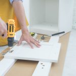 Jakie działania podjąć, gdy lodówka nie chłodzi, a pralka przecieka? Poradnik krok po kroku